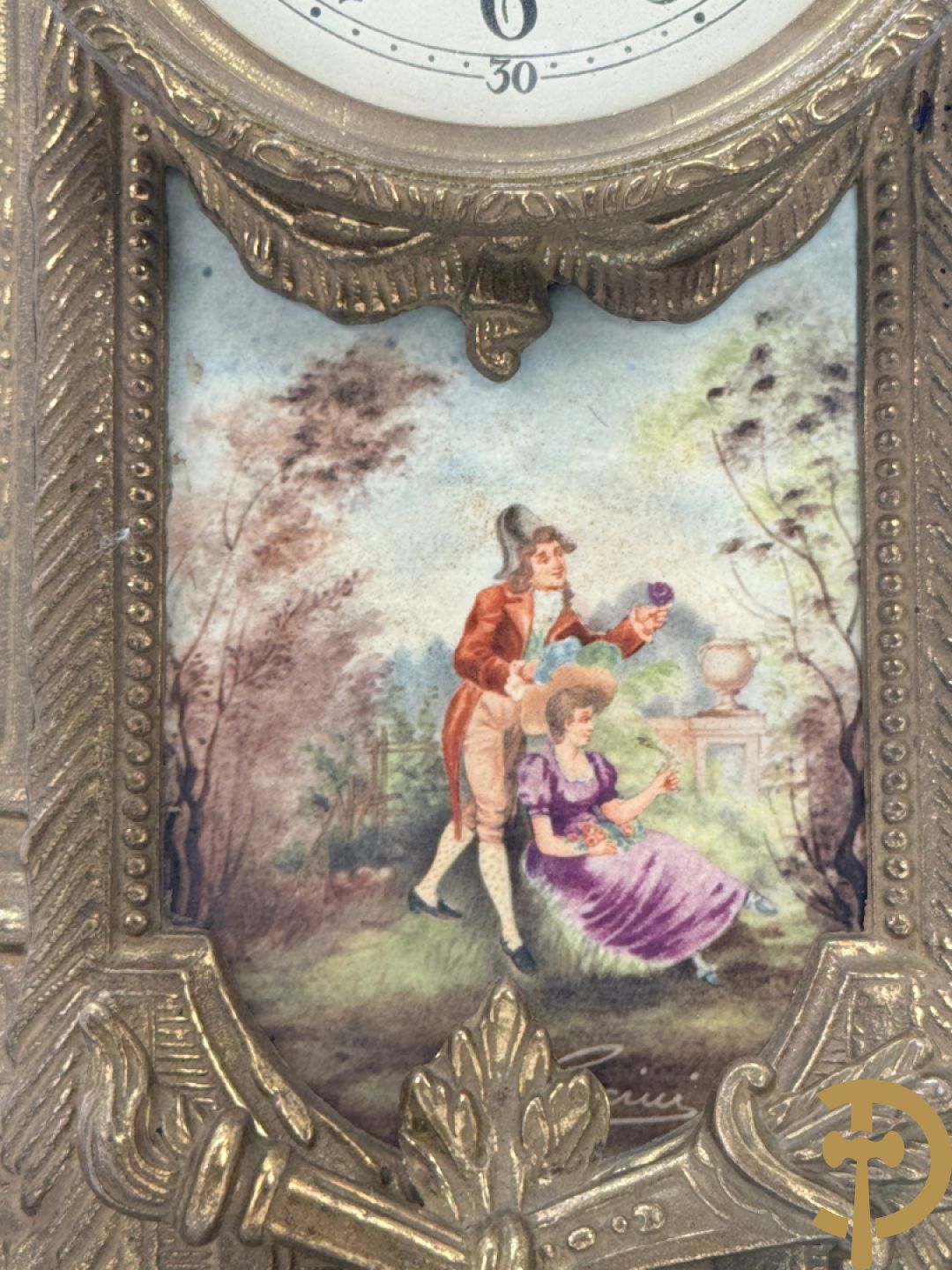Driedelige koperen garnituur bestaande uit pendule met beschilderd romantisch tafereel en amfoor, zijdelings bezet met paar cassolettes met geanimeerde scènes, onleesbaar getekend rechts onder klok