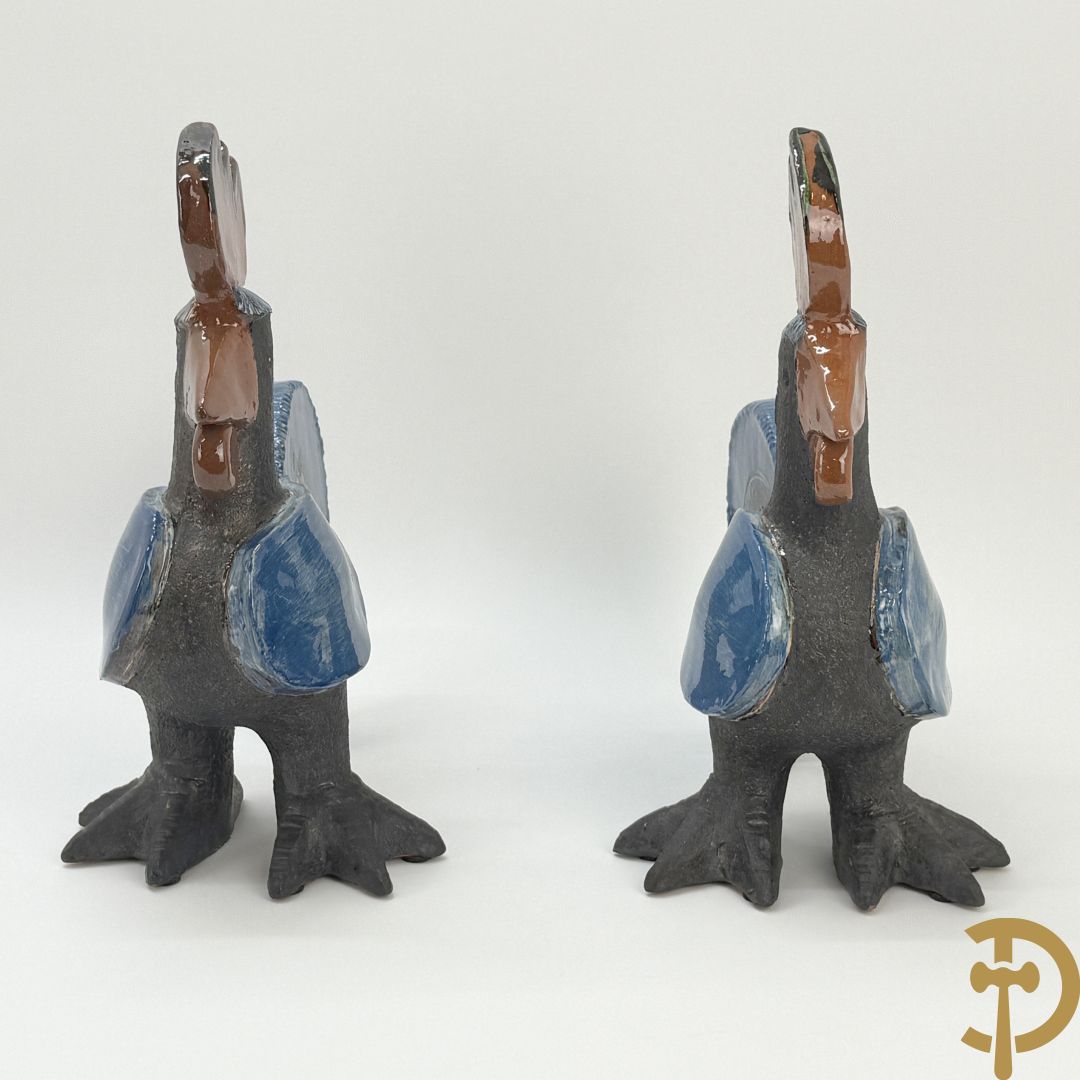 POUCHAIN Dominique getekend - Twee gekleurde keramieken hanen