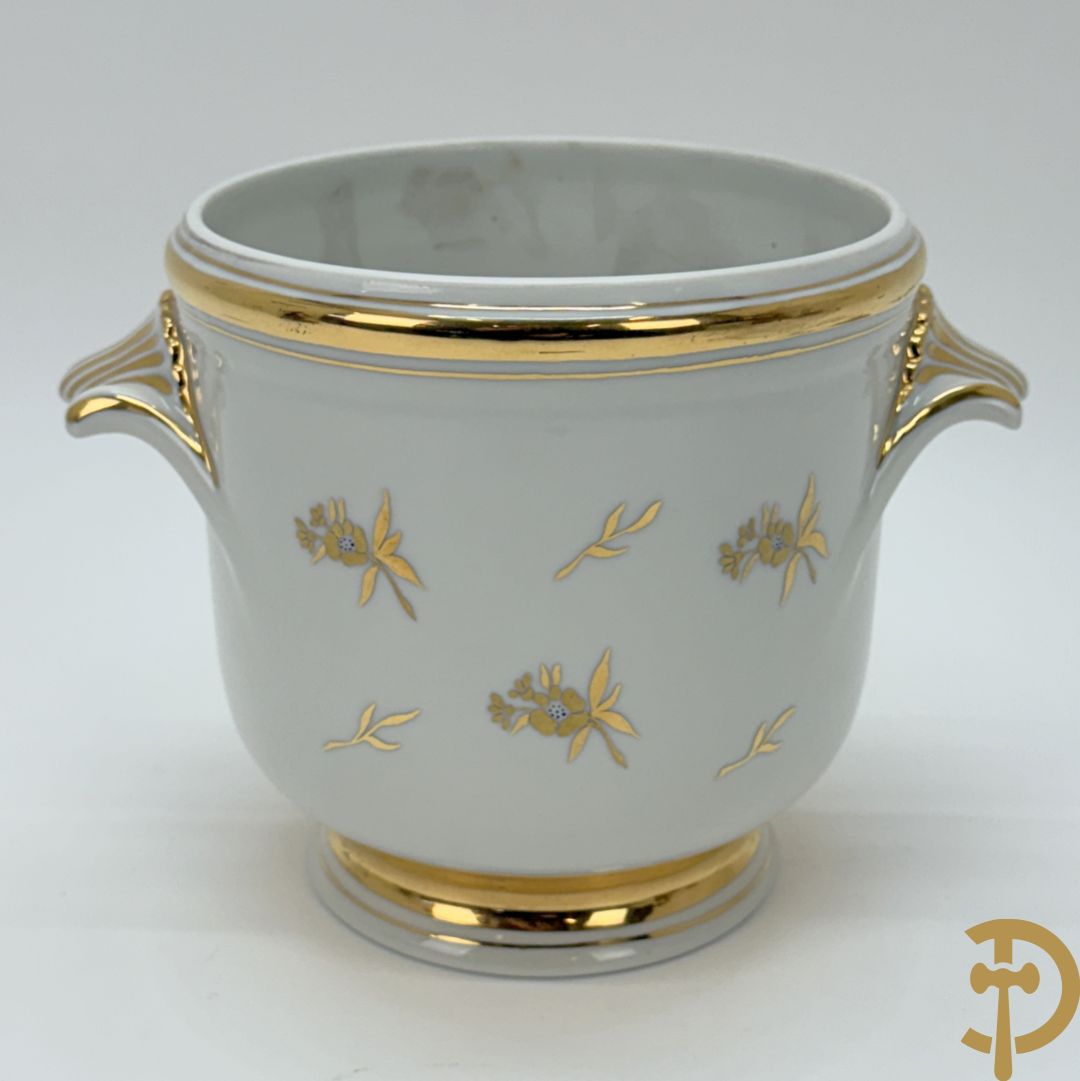 Handbeschilderde porseleinen siervaas met bloemenbeschildering en sfinxen + paar porseleinen cachepots met bloemendecor + 3 porseleinen  kopjes en schoteltjes