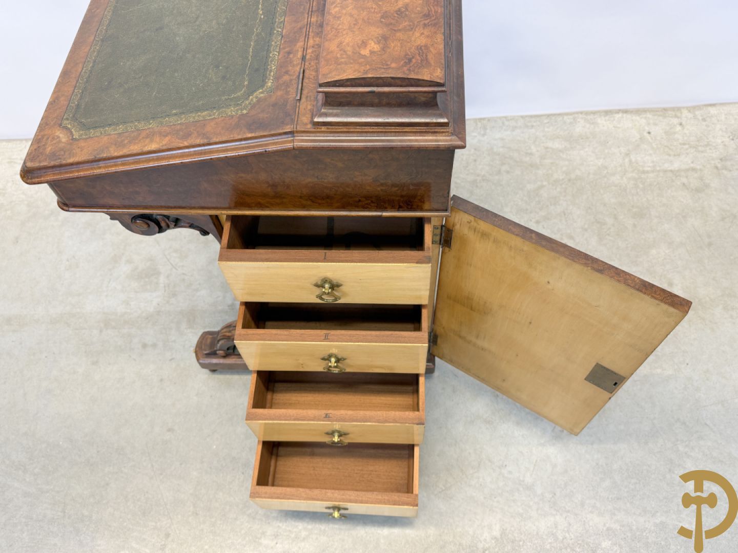 Wortelnotehouten Engels Davenportbureel met klep - zijdelings met deur en 4 ingebouwde lades