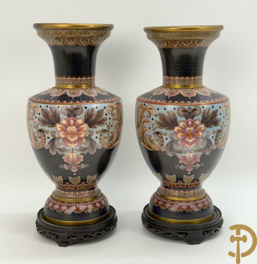 Paar ballustervormige cloisonévazen met decor van vogels en bloemen - op houten sokkel + paar kleine cloisonévazen met vogel en bloemendecor - op houten sokkel