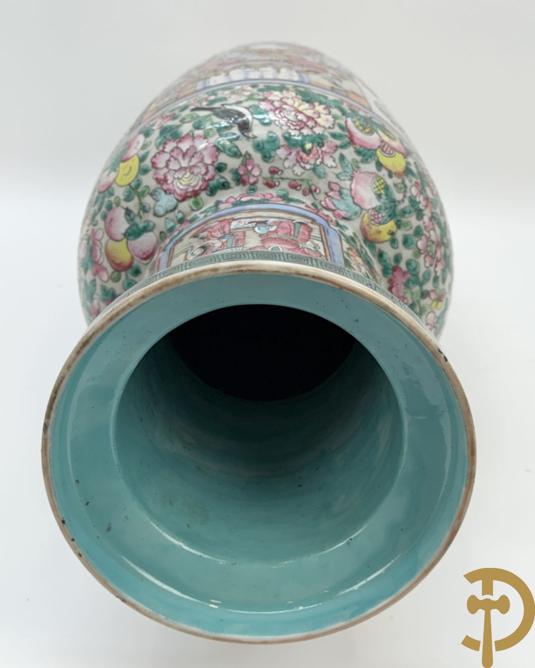 Chinese porseleinen vaas met geanimeerd decor en fond van bloemen, Kanton 19e