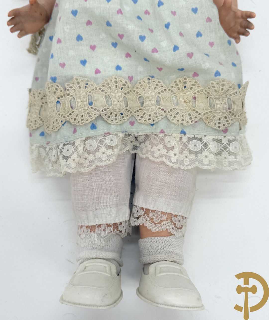 Oude pop met papier maché ledematen, gemerkt K R36/.728 + oude pop met papier maché ledematen en kantelbare oogjes + oude pop in papier maché, gemerkt Unis France 301 + oude pop in papier maché, onleesbaar gemerkt + hedendaagse pop met porseleinen ledematen + losse kleertjes