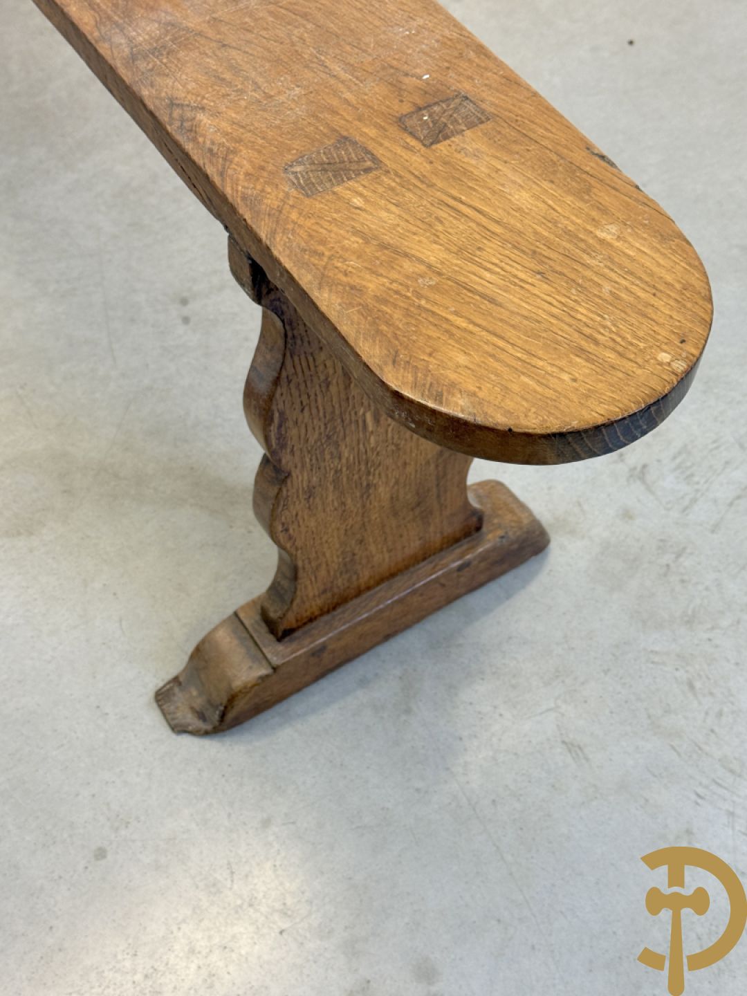 Paar massief eiken kloosterbanken met afgeronde zijkanten