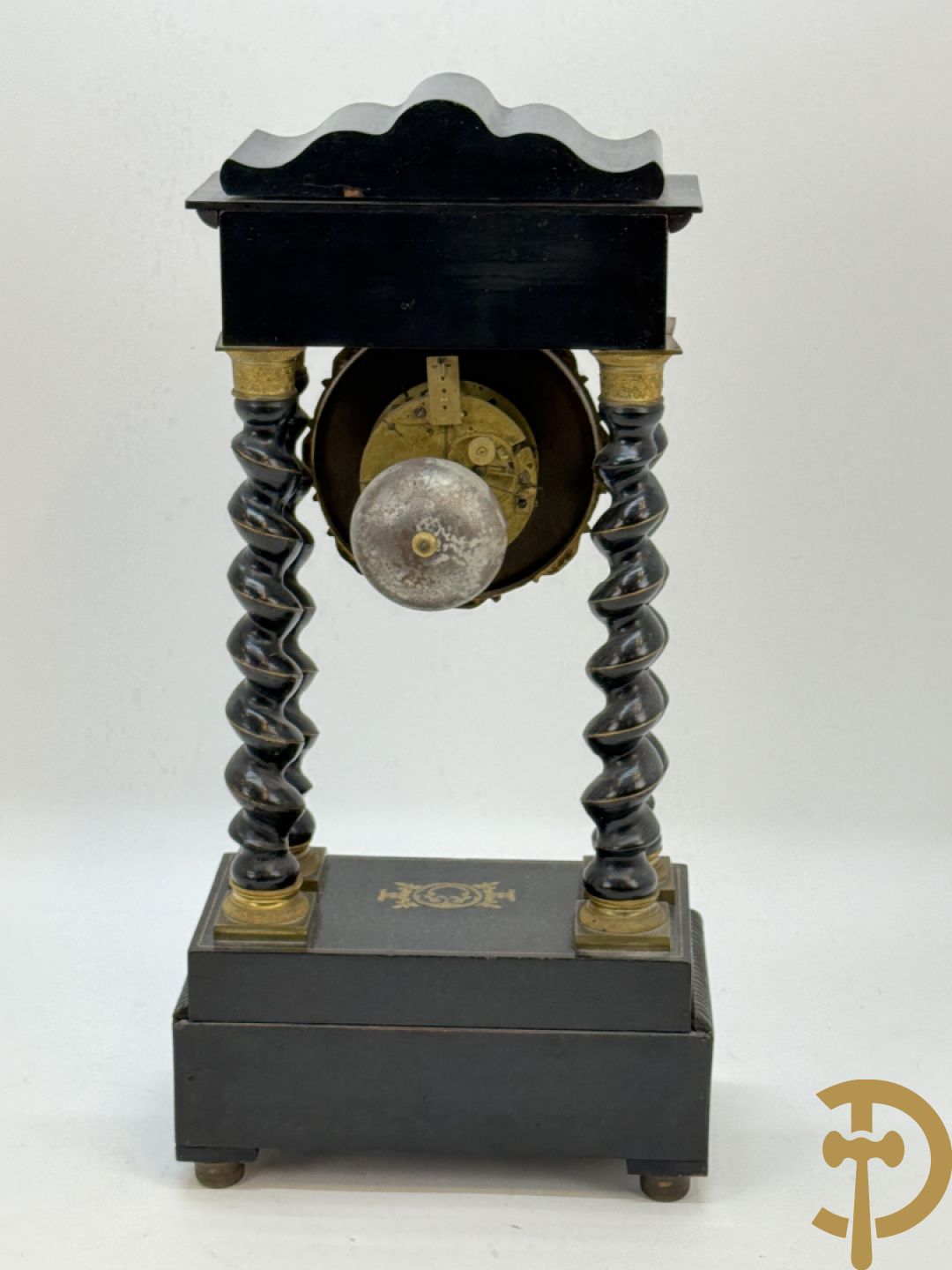 Napoleon III pendule met 4 getorste zuilen en koperinleg