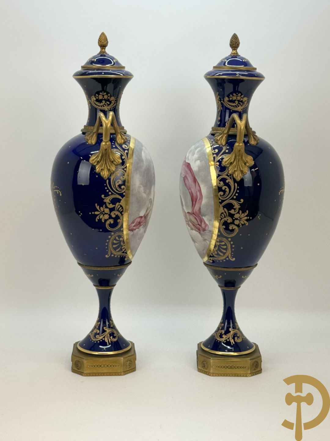 Paar Sèvres stijl vazen met bronzen oren en éénzijdig decor van cupido