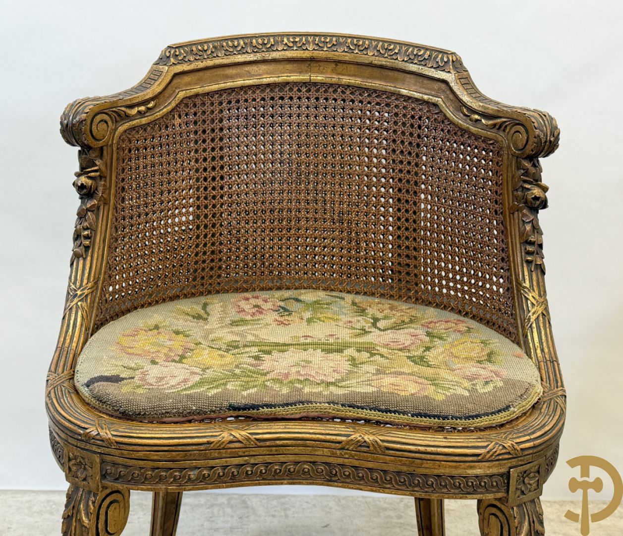 Paar bijzetzetels Louis XVI stijl met bloemenmotieven op voluutvormige poten, dubbel gecanneerd