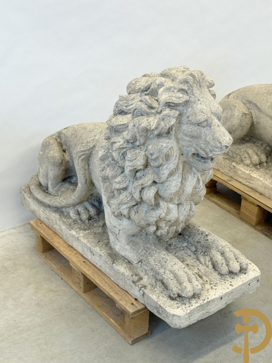 Paar betonnen tuinbeelden van leeuwen