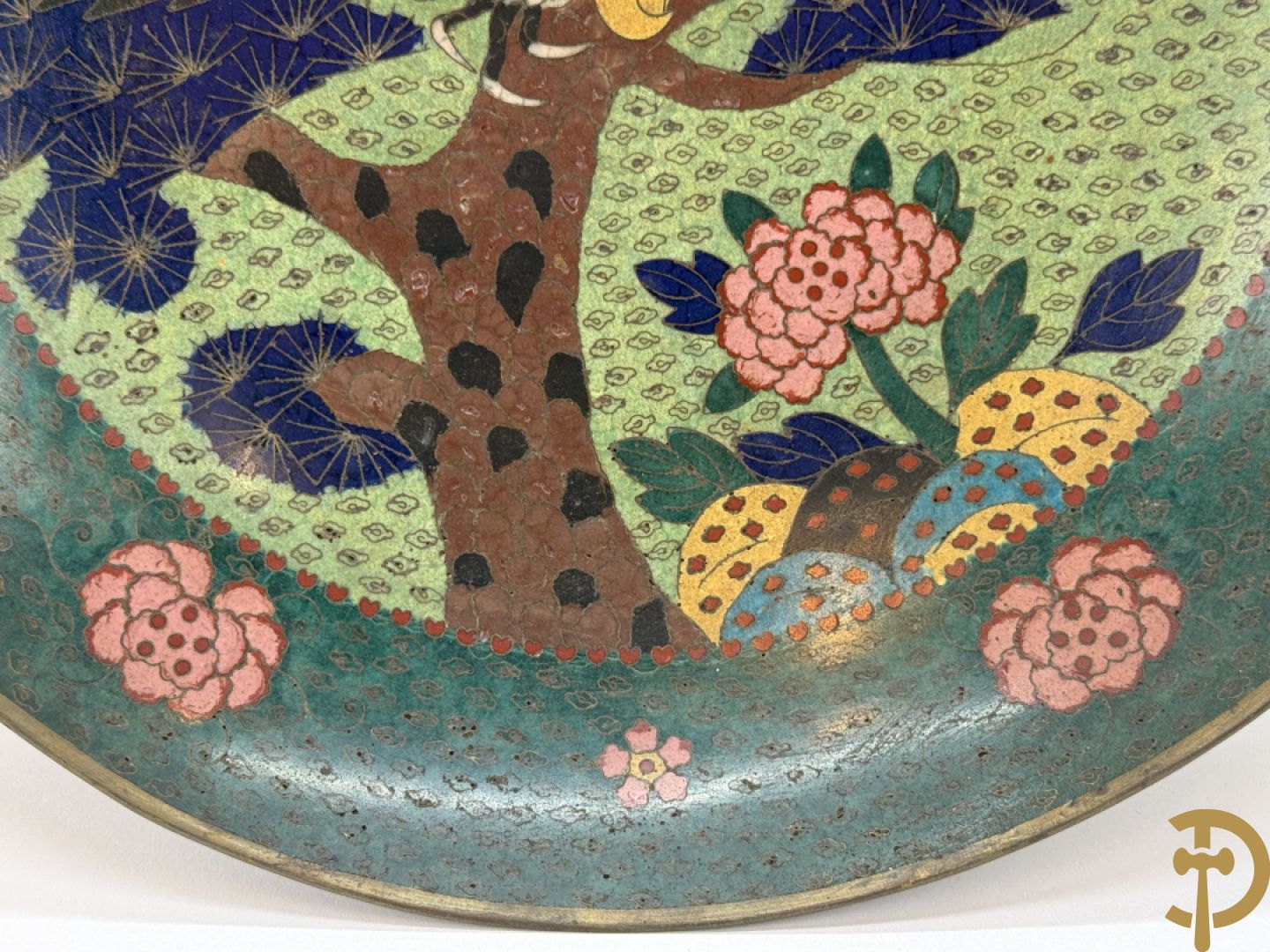 Twee cloisoné borden met vogel- en bloemendercor