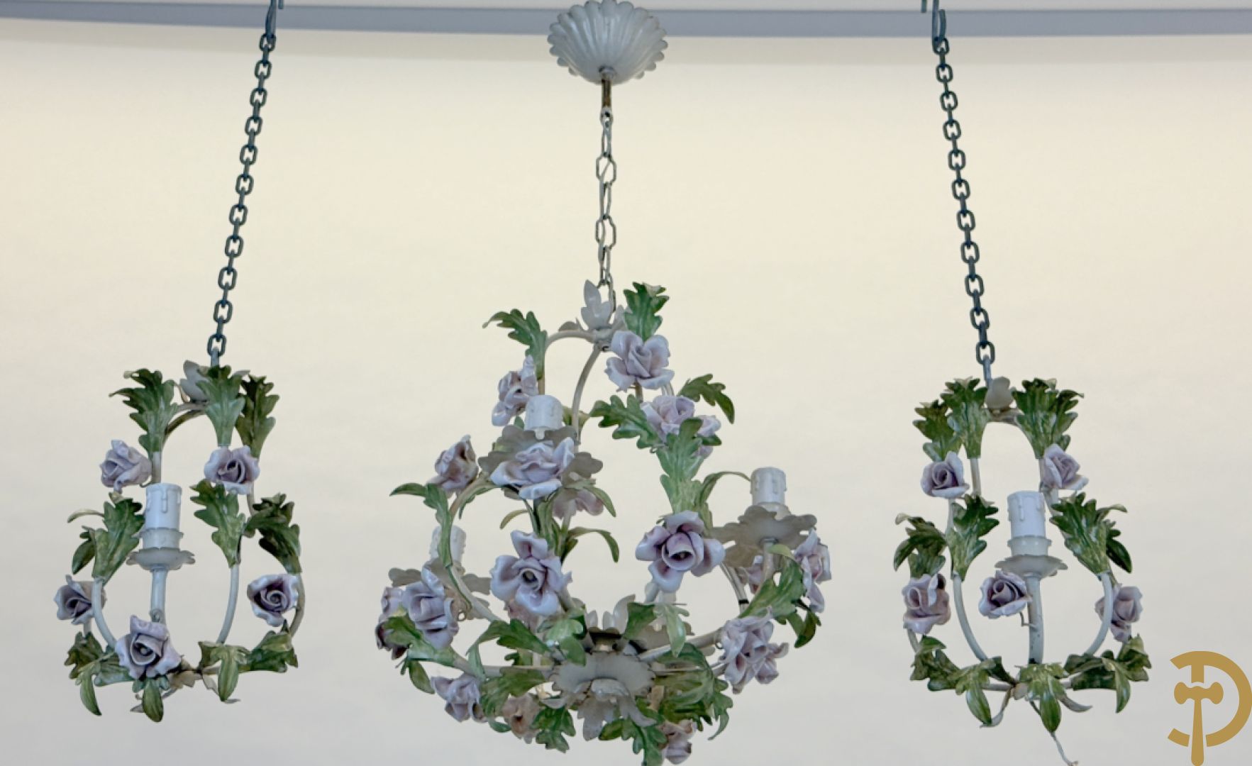 Italiaanse beschilderde smeedijzeren luchter met 4 lichtpunten, bezet met porseleinen bloemmetjes +2 bijhorende applieken