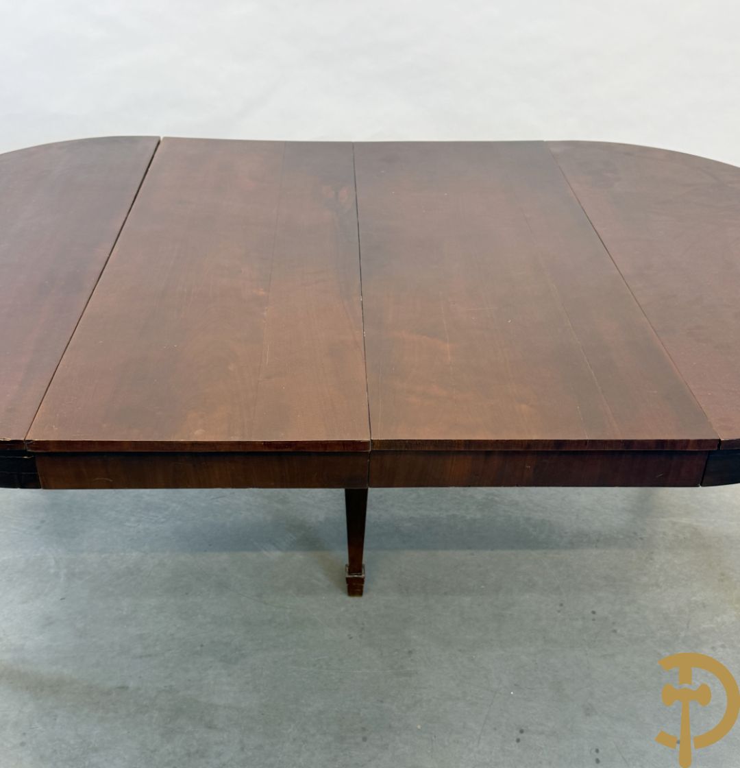 Ovale uittrekbare mahoniehouten tafel op zes verjongende poten