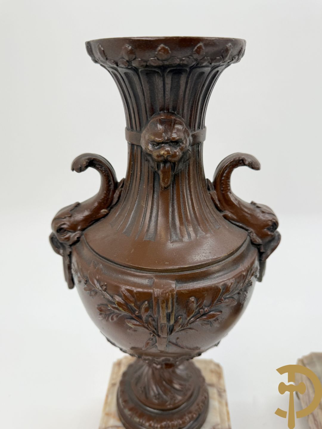 Driedelige zamak garnituur bestaande uit pendule 