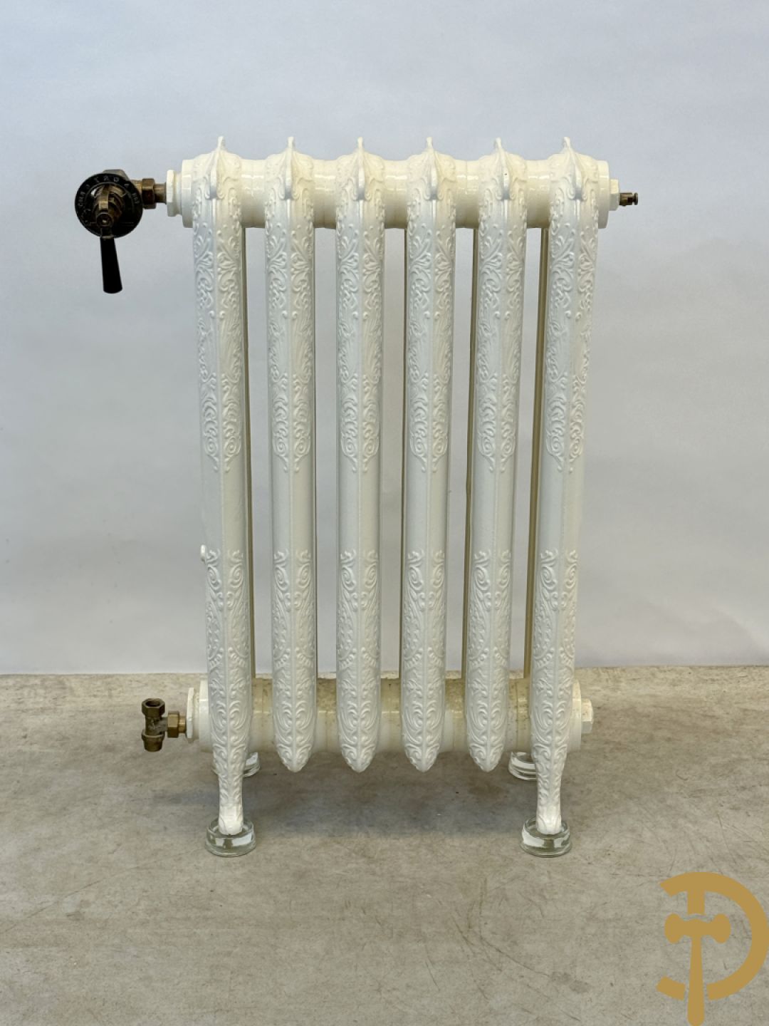 Gietijzeren Art Nouveau stijl radiator met 6 elementen op glazen pootjes - met bijhorende accessoires