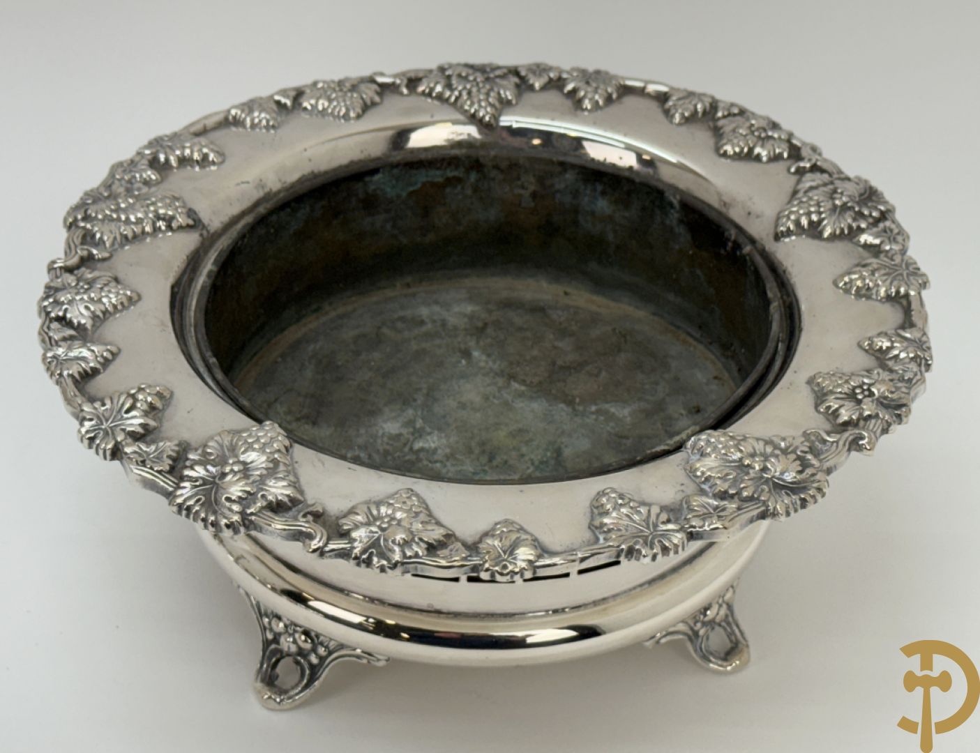 Engels verzilverd koffie- en theeset + verzilverde koekjesschaal + 2 verzilverde coupes + 2 verzilverde kandelaars + verzilverd kannetje