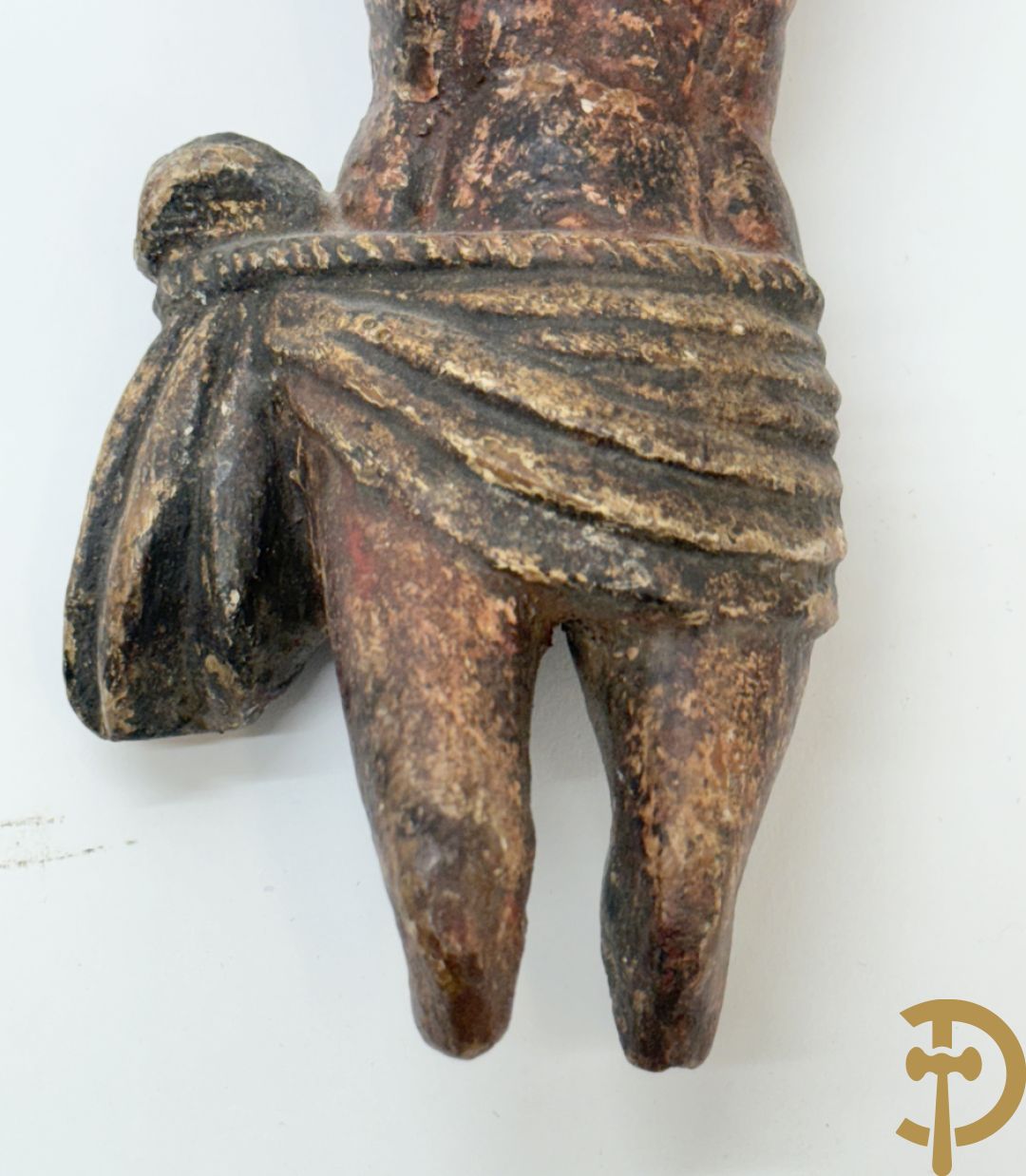 Twee Volkse houtgesculpteerde en gepolychromeerde corpussen, 18e