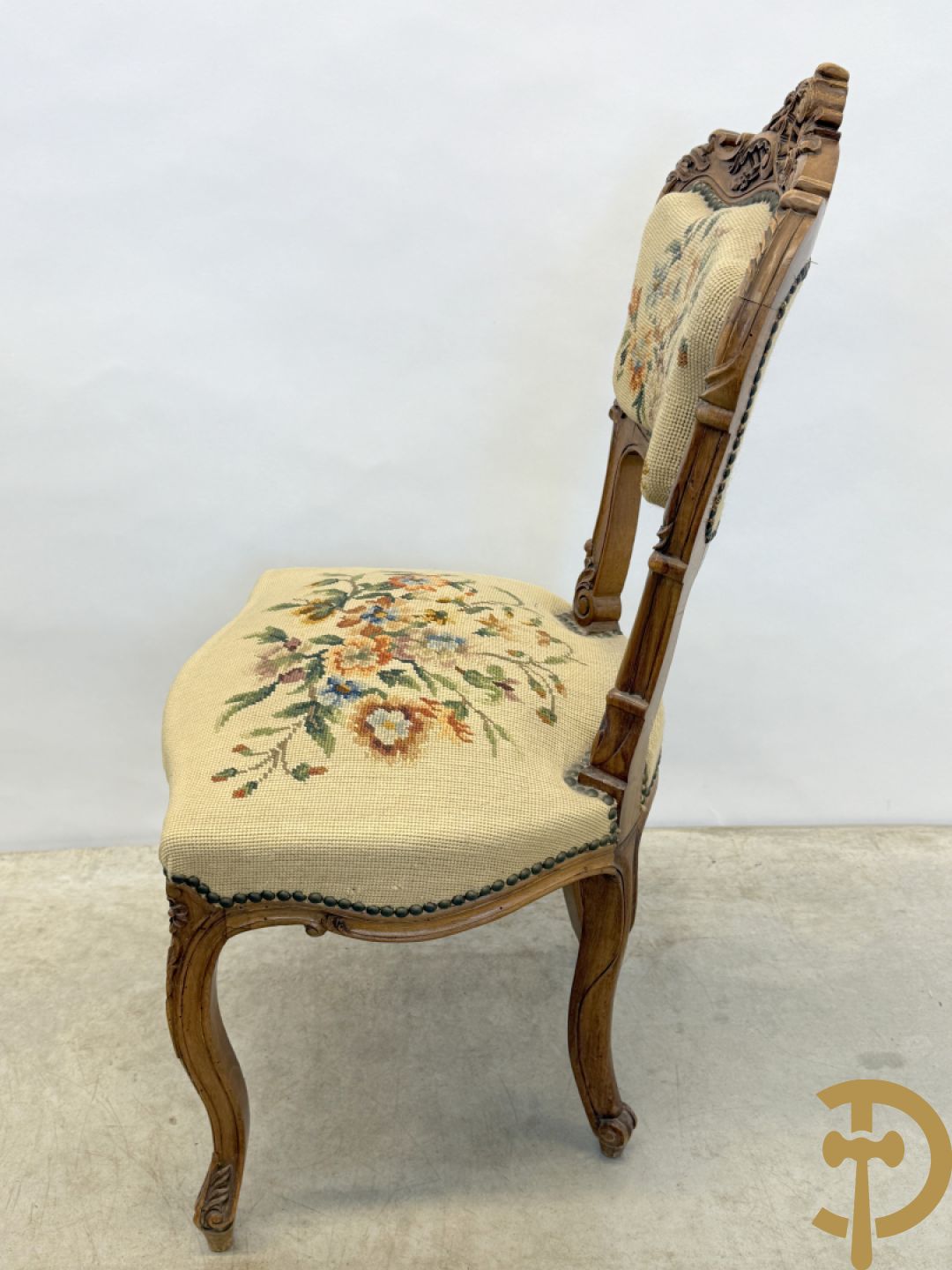 Paar armzetels bezet met petit points + 2 bijhorende stoelen