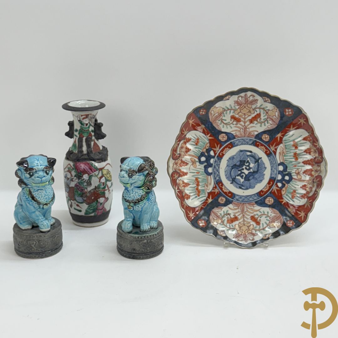 Twee fo-honden, Nankin vaas en Imari bord