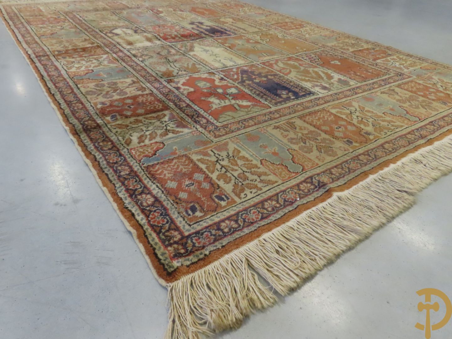 Oosters handgeknoopt tapijt met ruitvormige patronen met planten en dierenmotieven