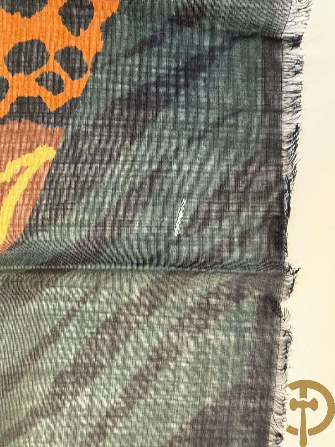 Vier foulards Yves Saint Laurent (nooit gedragen komt uit winkel restant)