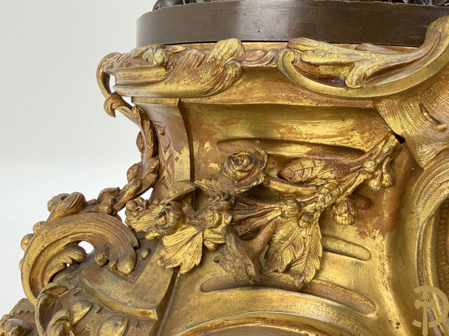 Driedelige bronzen garnituur bestaande uit middenstuk met bronzen vuurvergulde klok, Daubrée gemerkt à Nancy, bovenaan bekroond met Cleopatra met drinkbeker - getekend van Cumberworth sculpteur - geflankeerd door paar cupido