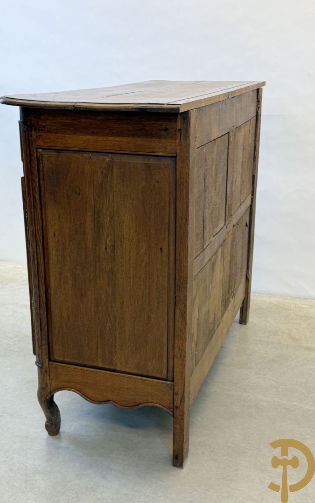 Massief eiken Vlaamse tweedeursdresse met 2 lades, afgestoken panelen en voluutvormige poten, 18e