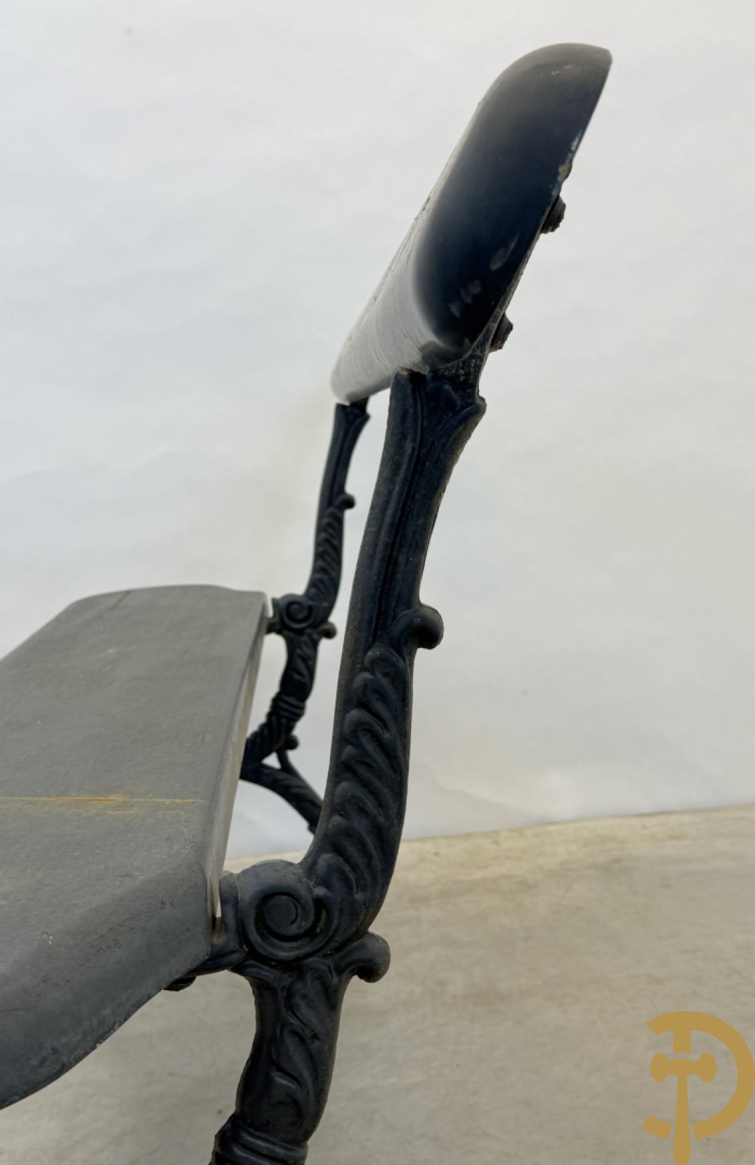 Tuinbank met houten beschilderde zitting en rugleuning op metalen chassis