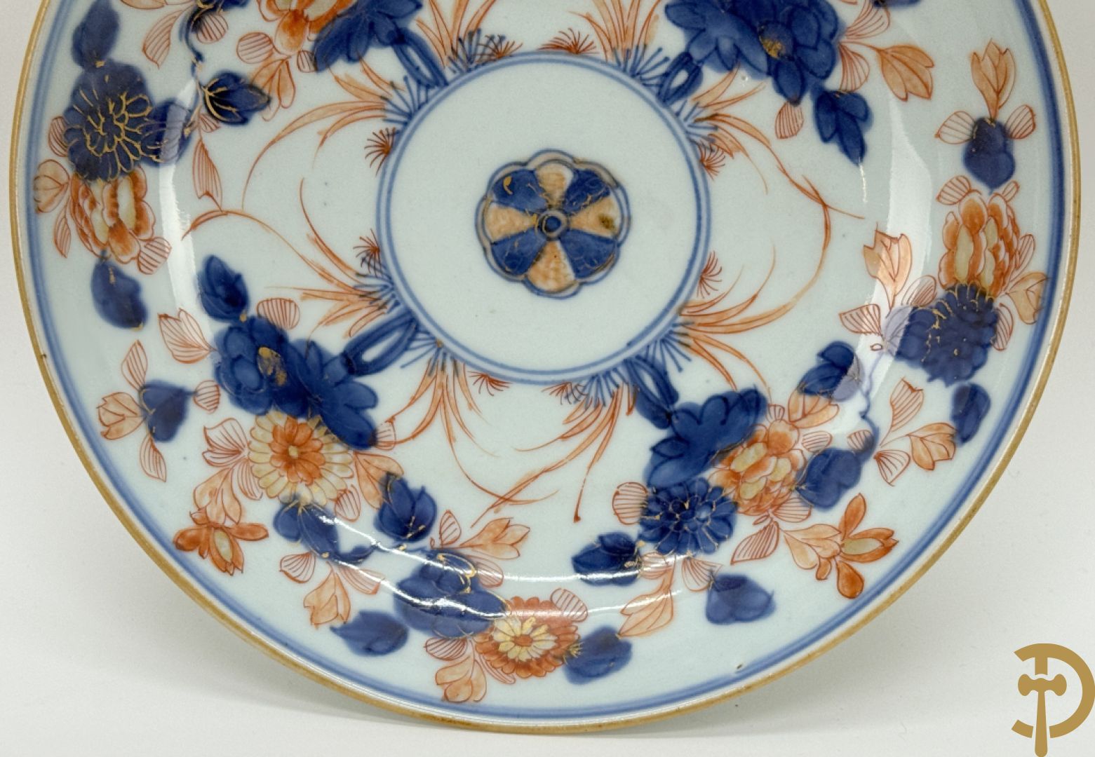 Twee Chinese porseleinen Imari bordjes, Kangxi + porseleinen bord met vogel- en bloemendecor Qian Long