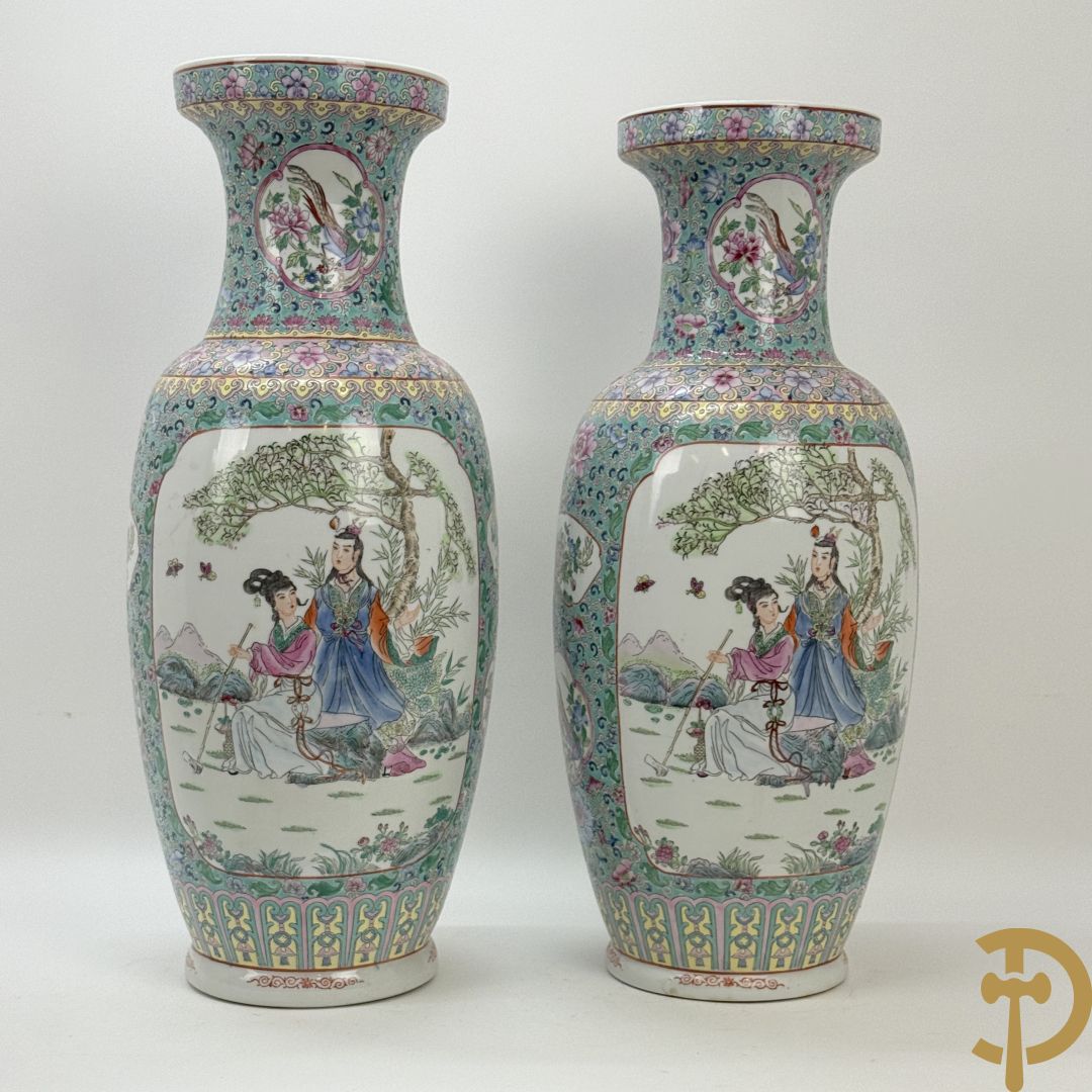 Paar Chinese vazen met geishadecor, rondom bezet met bloemen