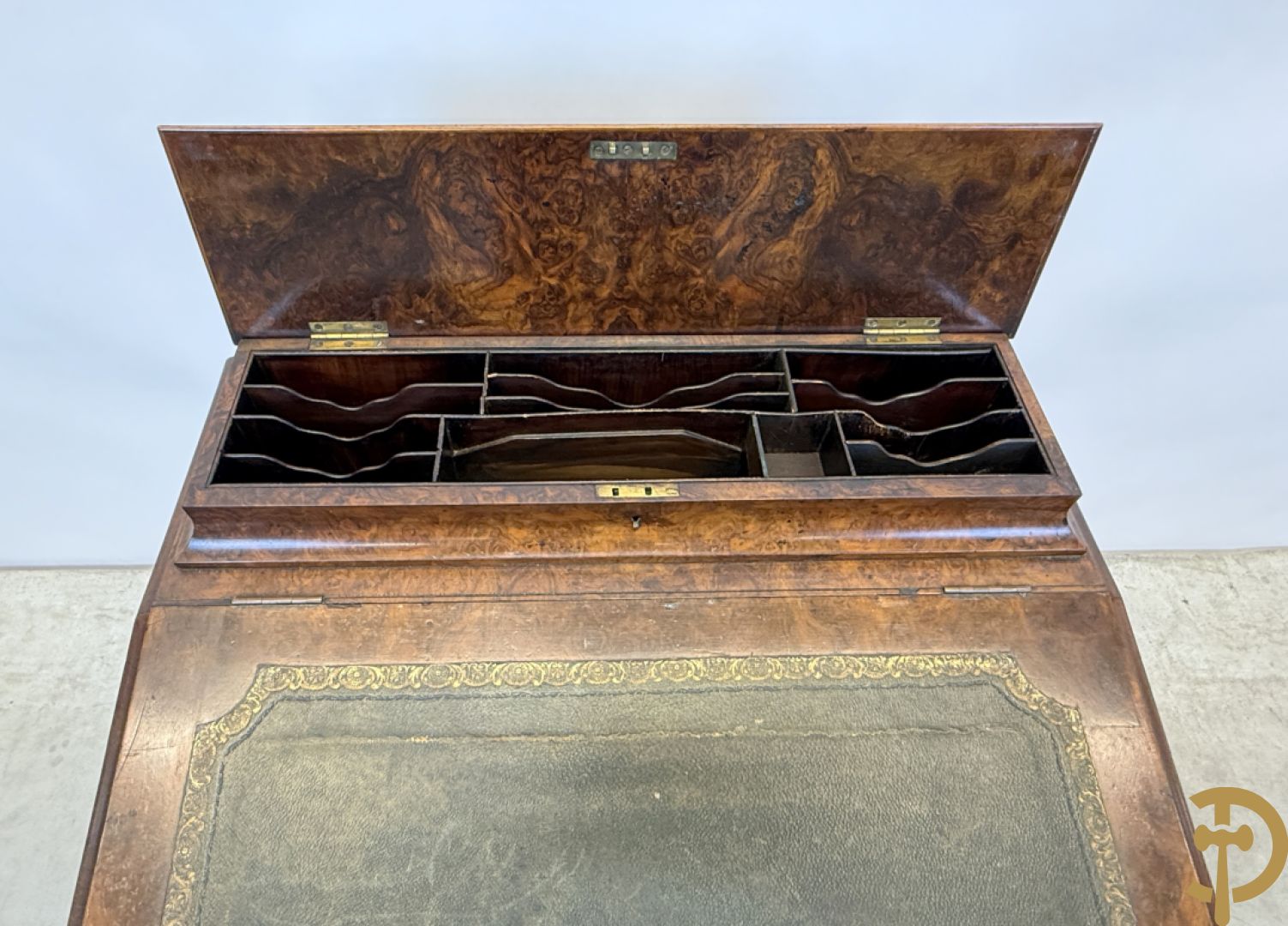 Wortelnotehouten Engels Davenportbureel met klep - zijdelings met deur en 4 ingebouwde lades