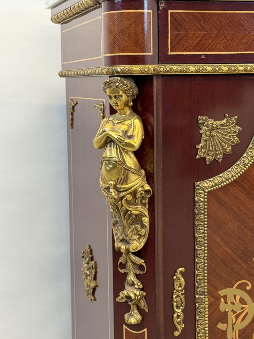 Notelaren vierdeursdressoir met 3 laden, gemarketteerde bloementaferelen en ovale bronzen plakkettes - zijdelings met damesfiguren - bovenaan met wit marmeren blad