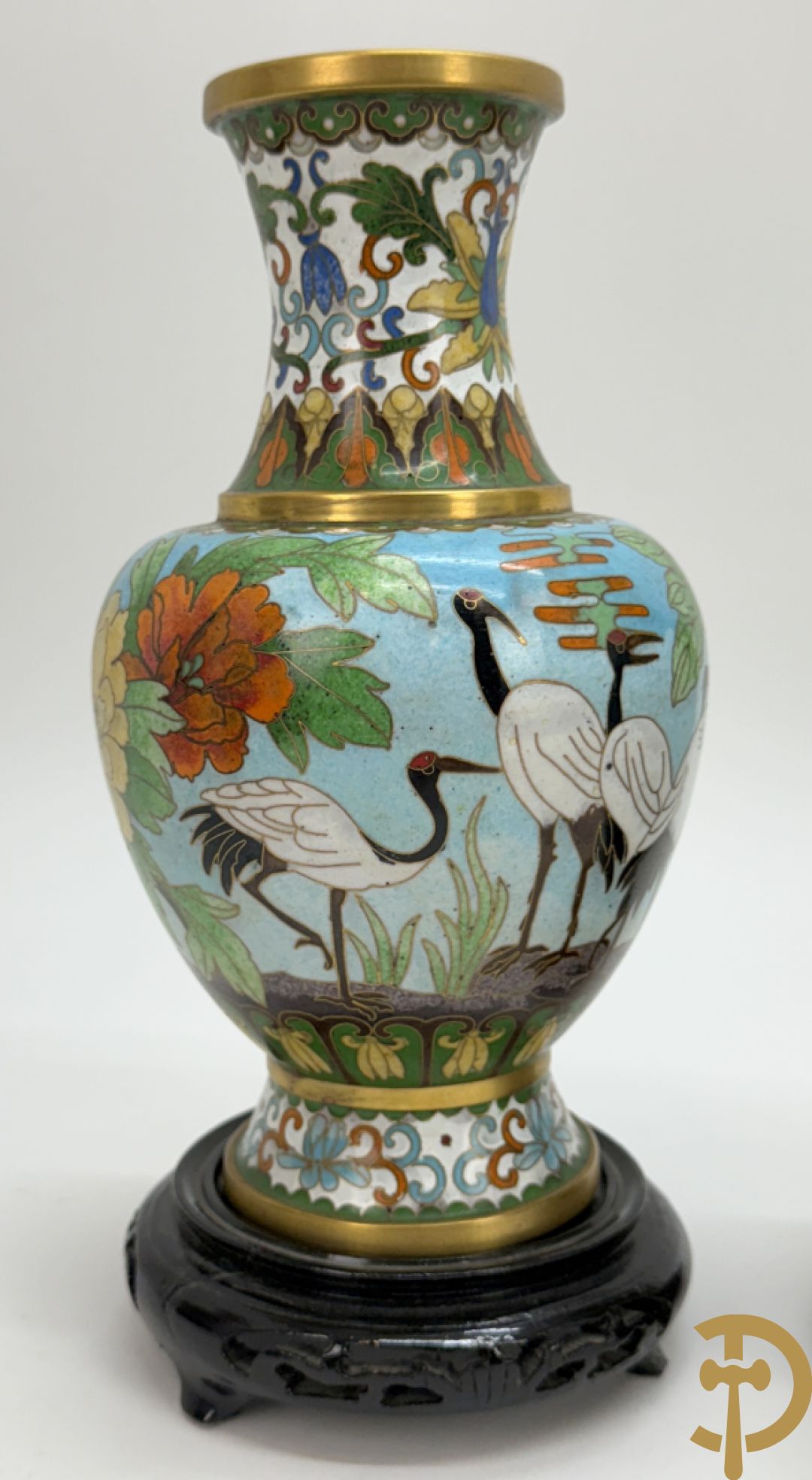 Paar ballustervormige cloisonévazen met decor van vogels en bloemen - op houten sokkel + paar kleine cloisonévazen met vogel en bloemendecor - op houten sokkel