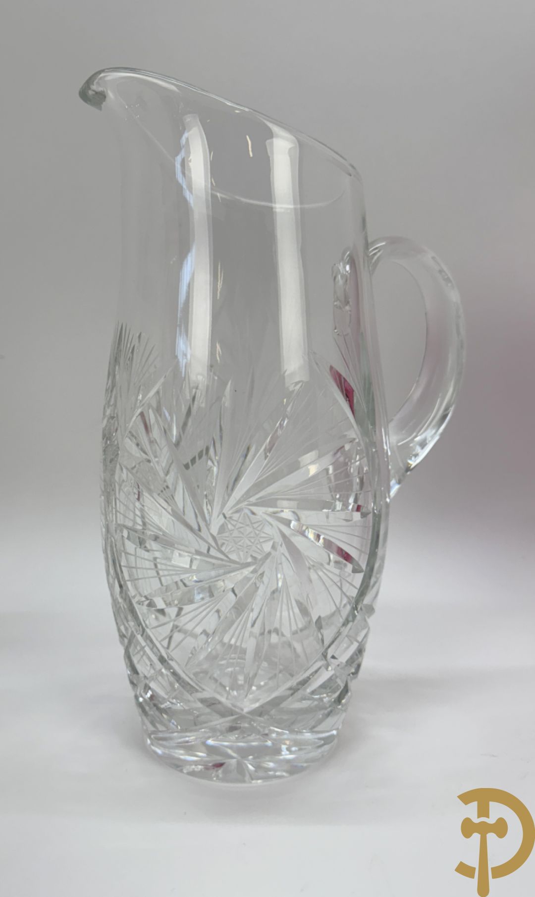 Vier kristallen karaffen w.o. 1 Saint Louis + schenkkan in Boheems kristal + vaas + getorste gekleurde Val-Saint-Lambert vaas + groen gekleurde asbak Val-Saint-Lambert