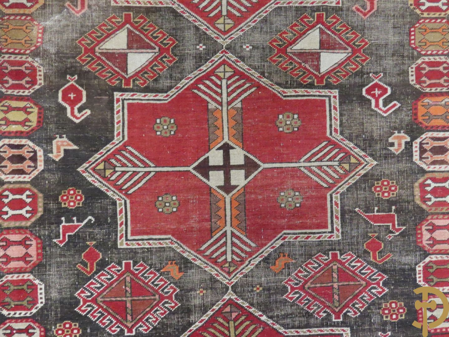 Antiek oosters handgeknoopt Kaukasus tapijt met geometrische patronen