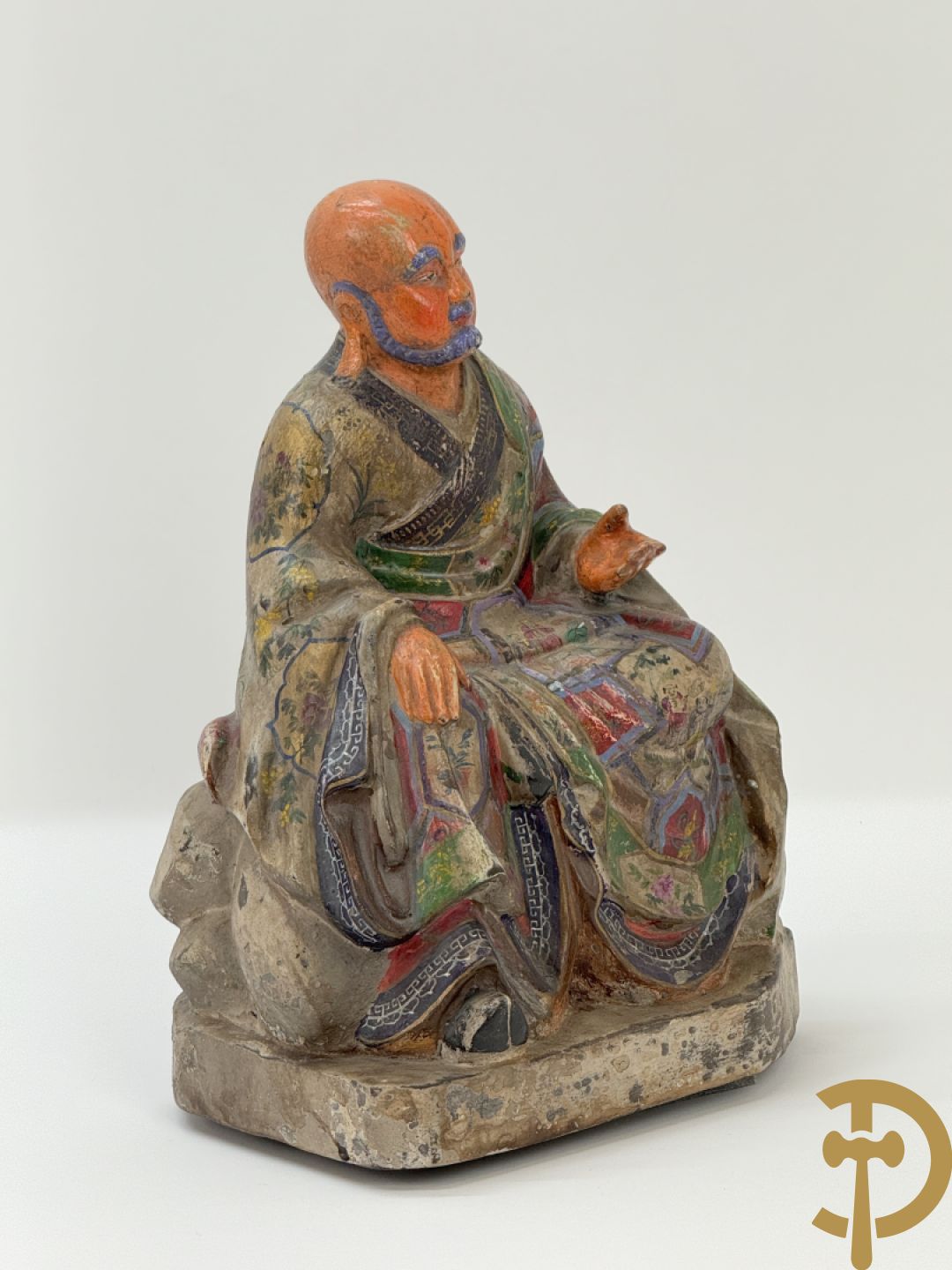 Houtgesculpteerde en gepolychromeerde zittende Aziatische wijsgeer