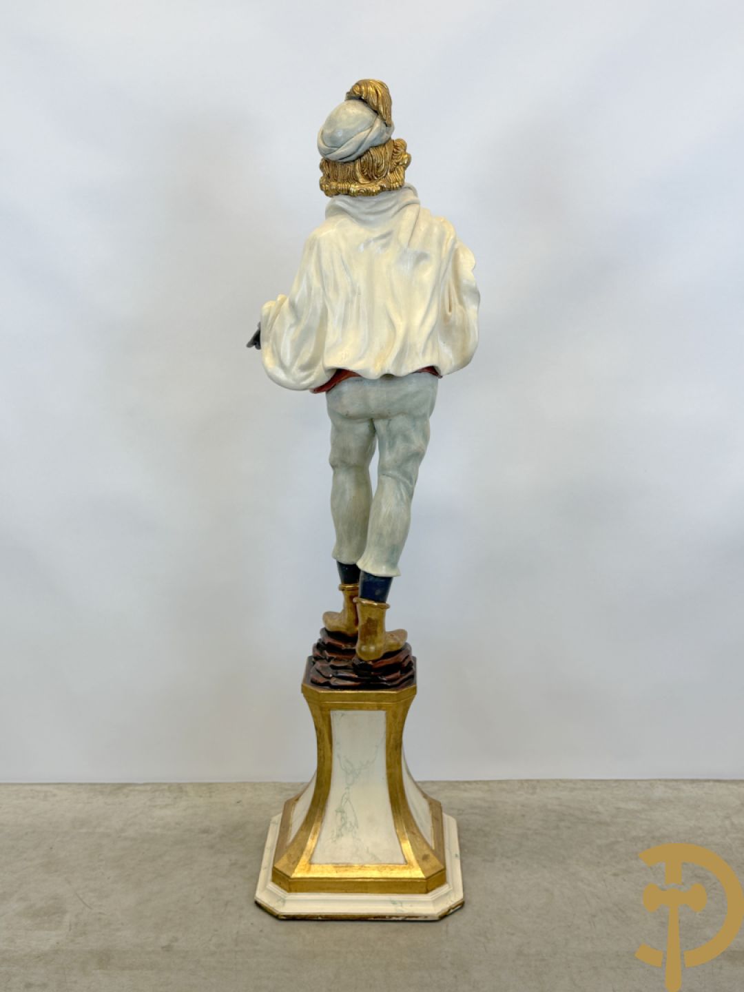 Gepolychromeerde staande moor in Victoriaanse kledij, met opdienschaal, op sokkel - Italiaans