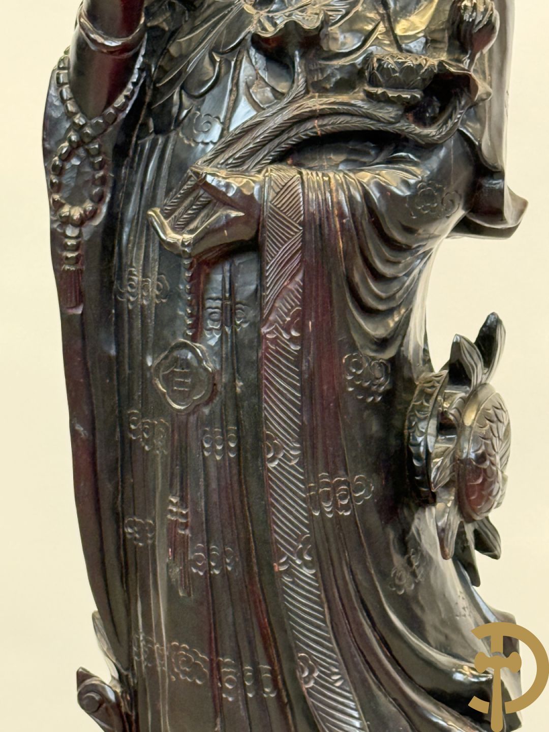 Aziatische houtsculptuur van Guanying met lotusbloem en drakenfiguur aan de voet