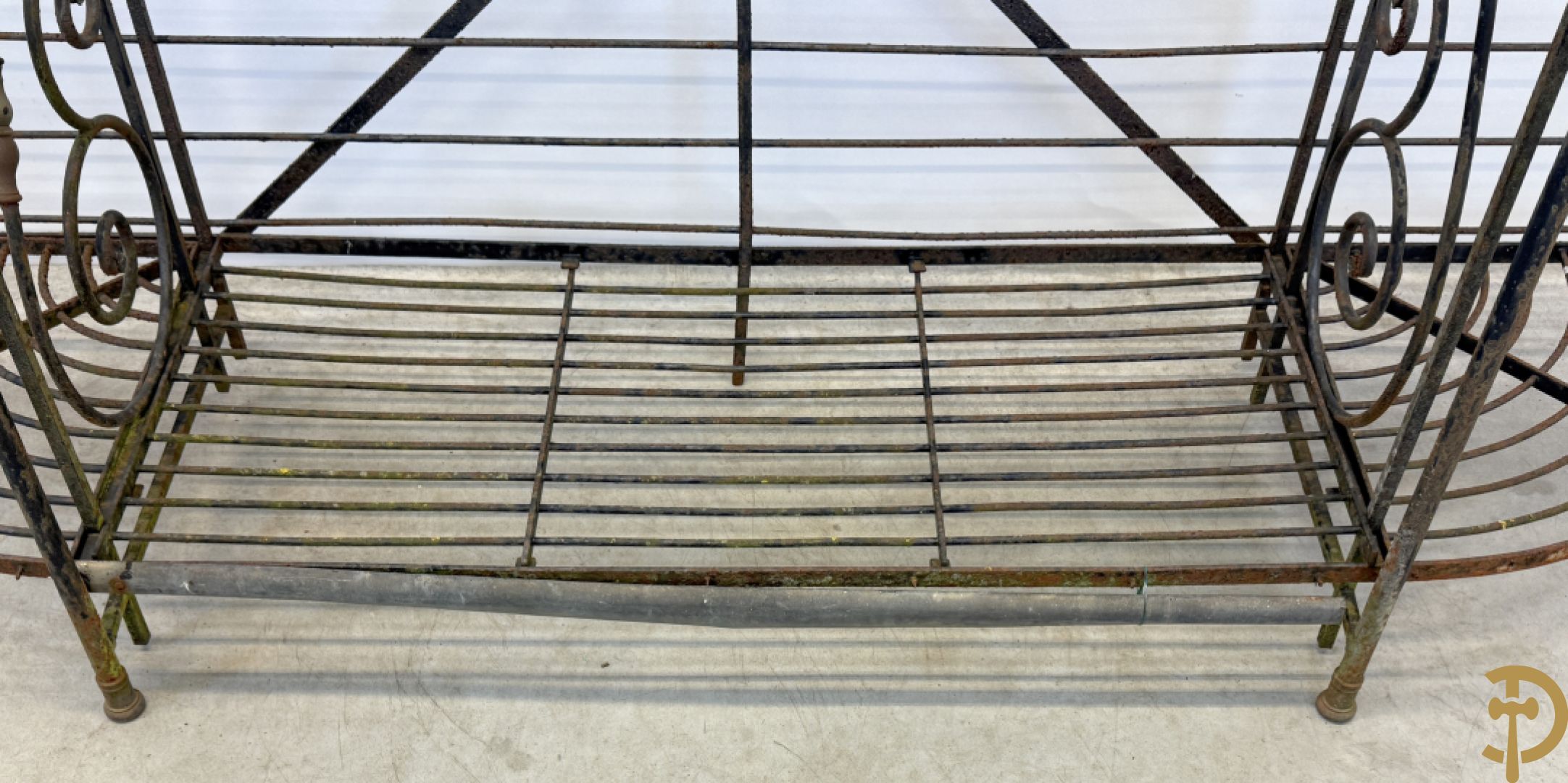 Ijzeren verweerd bakkersrek met afgeronde zijkanten