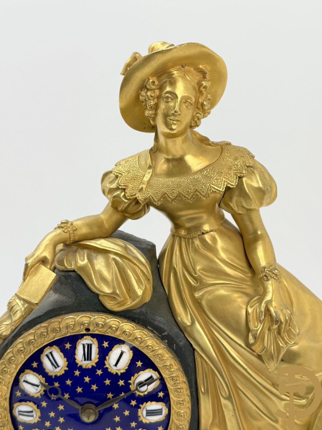 Vergulde pendule met liggende dame en wijzerplaat in blauw email, Charles X