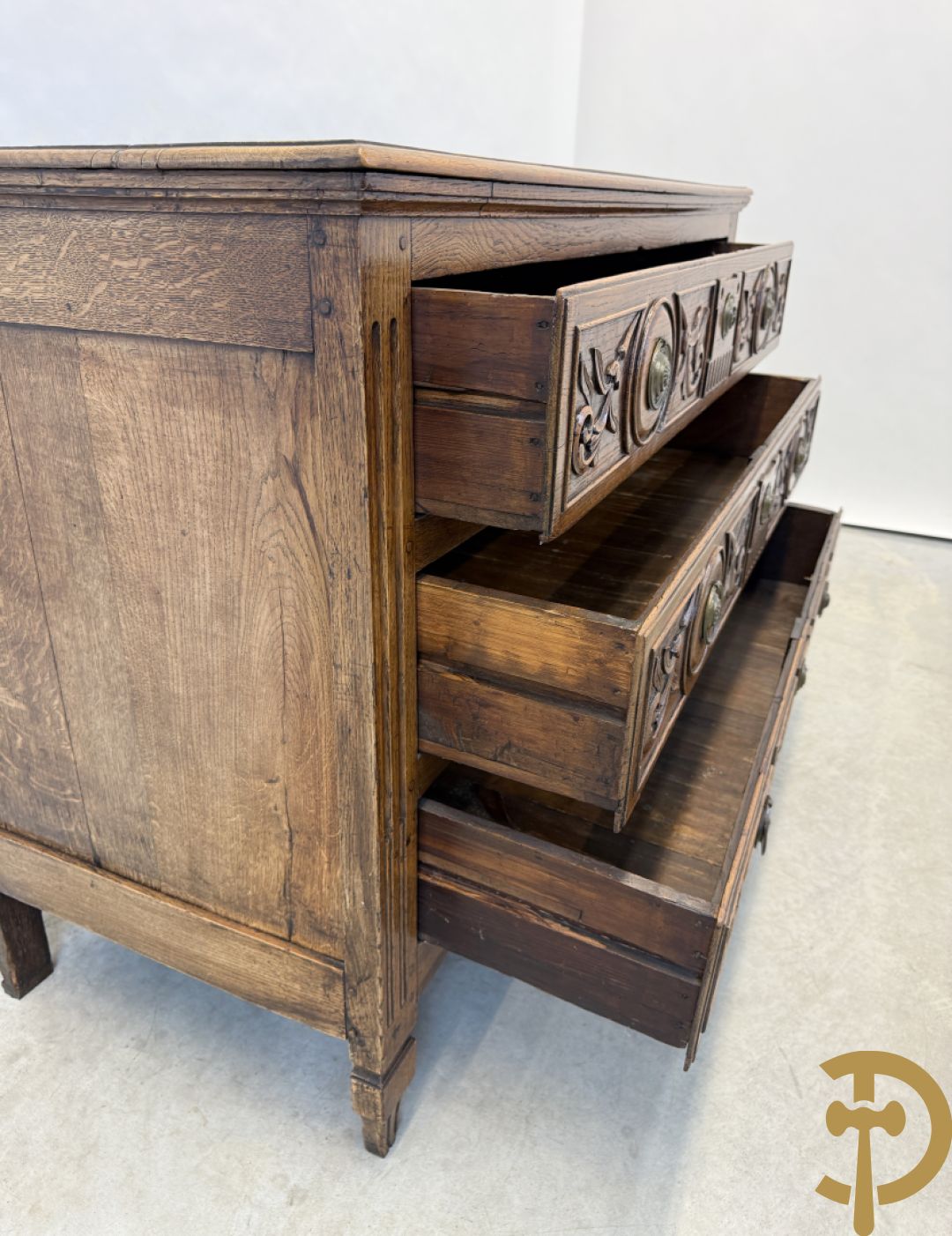 Massief eiken Louis XVI drieladencommode met gepanneleerde zijkanten en accanthusranken in de lades