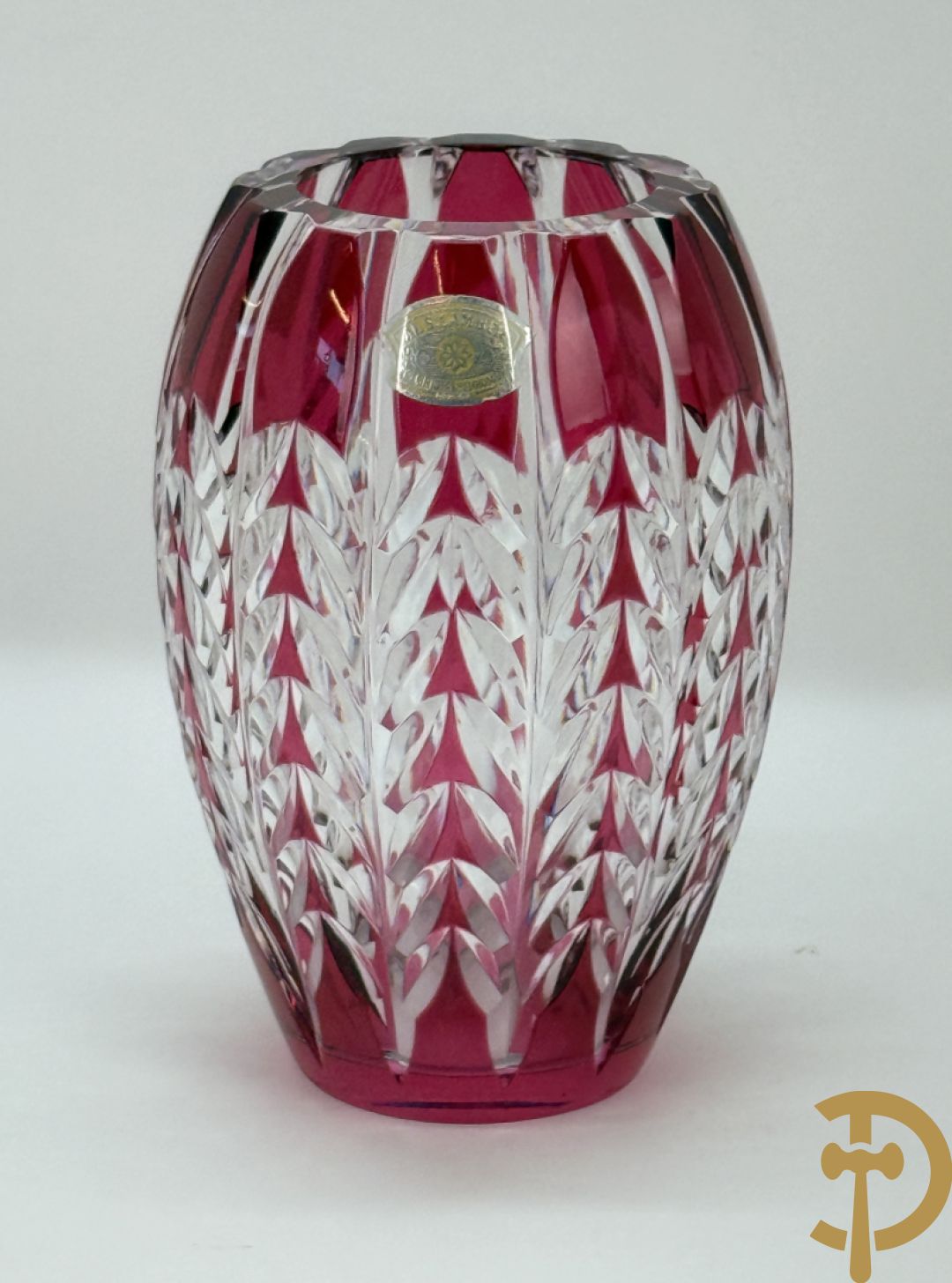 Rood gekleurde handgeslepen Val-Saint-Lambert vaas