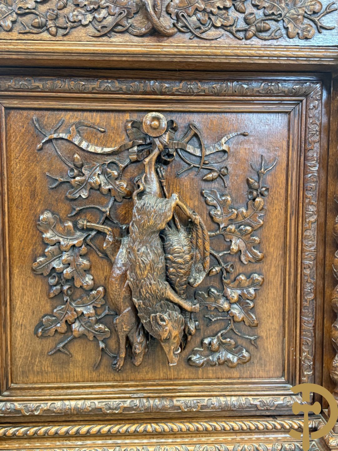 Massief eiken jacht deux-corps, bovenaan met vitrine, zijdelings met getorste zuilen, onderaan met sculptuur van everzwijn en eikebladranken