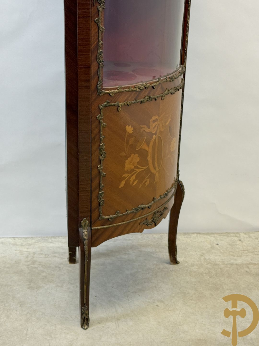 Notelaren hoekkast met bloemenmarquetterie en bronsbeslag - bovenaan met marmeren blad