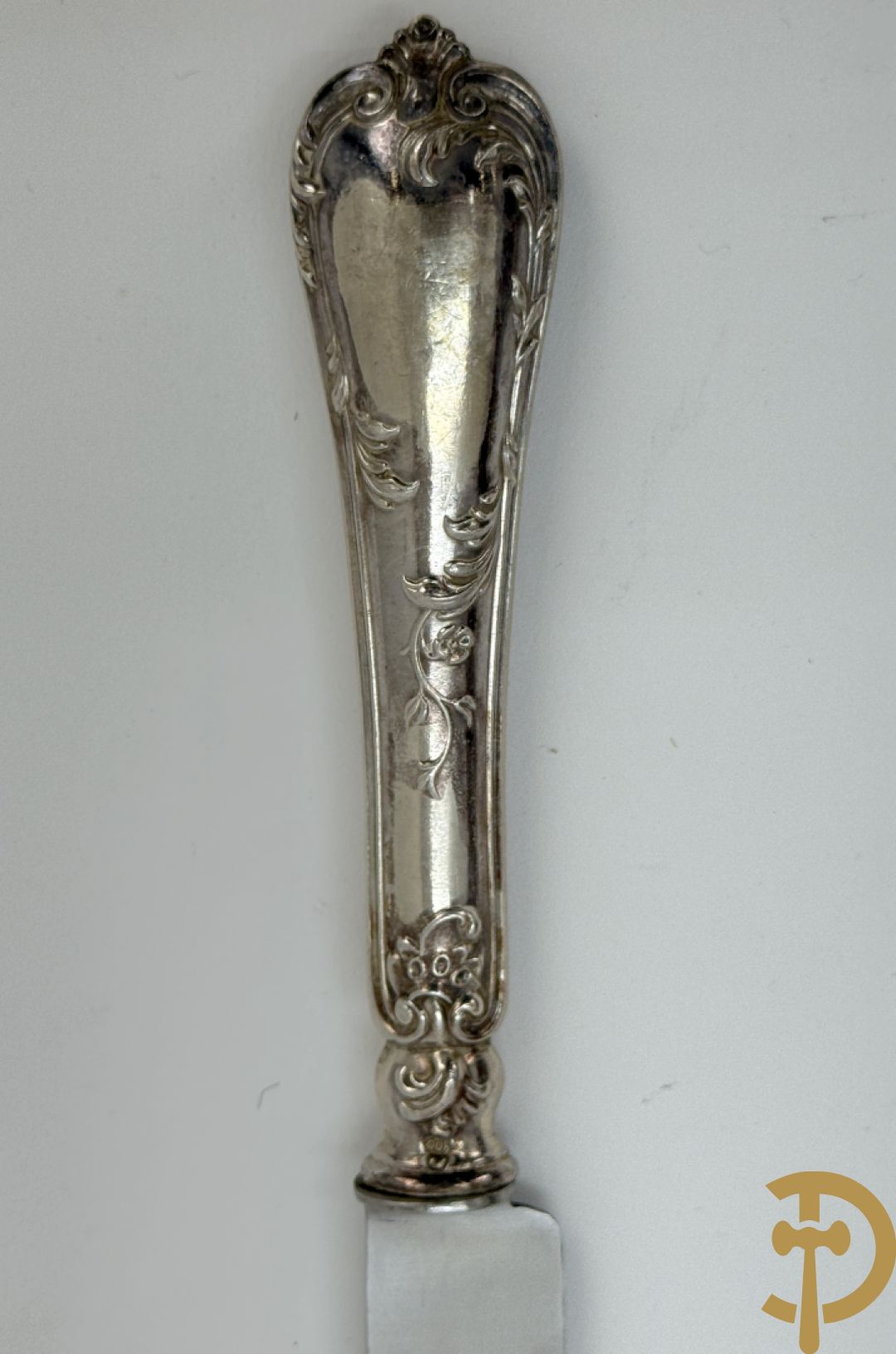 Massief zilveren bestek met Louis XV motieven bestaande uit 12 soeplepels (72 gram per stuk), 12 vorken (78 gram per stuk), 12 messen, 12 dessertvorken (47 gram per stuk), 12 dessertlepels (40 gram per stuk), 12 dessertmessen, 12 koffielepels (22 gram per stuk), slacouvert, taartschep en suikertang