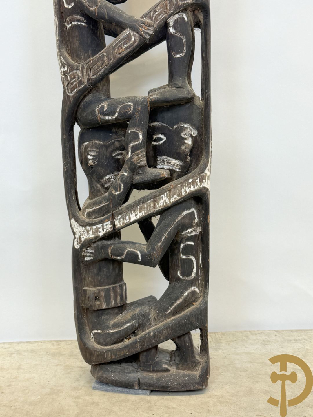 Nieuw Zeelandse totempaal met gesculpteerde houten figuren bewerkt met krijt