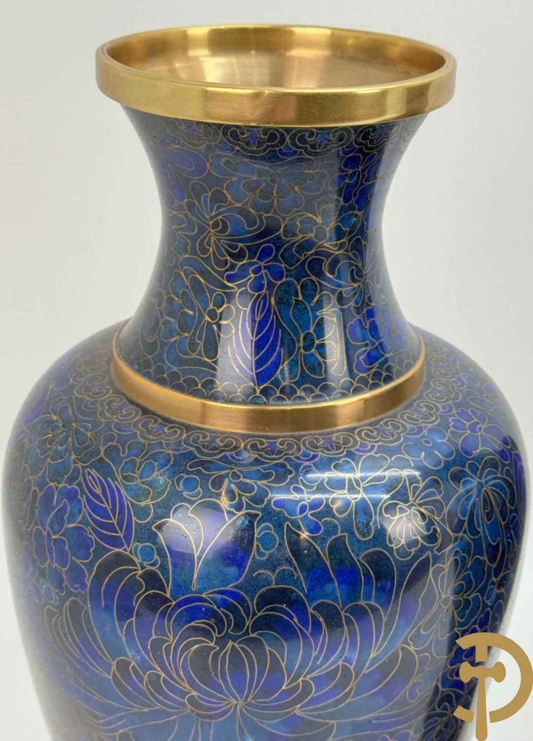 Paar blauwe cloisoné vazen met bloemendecor