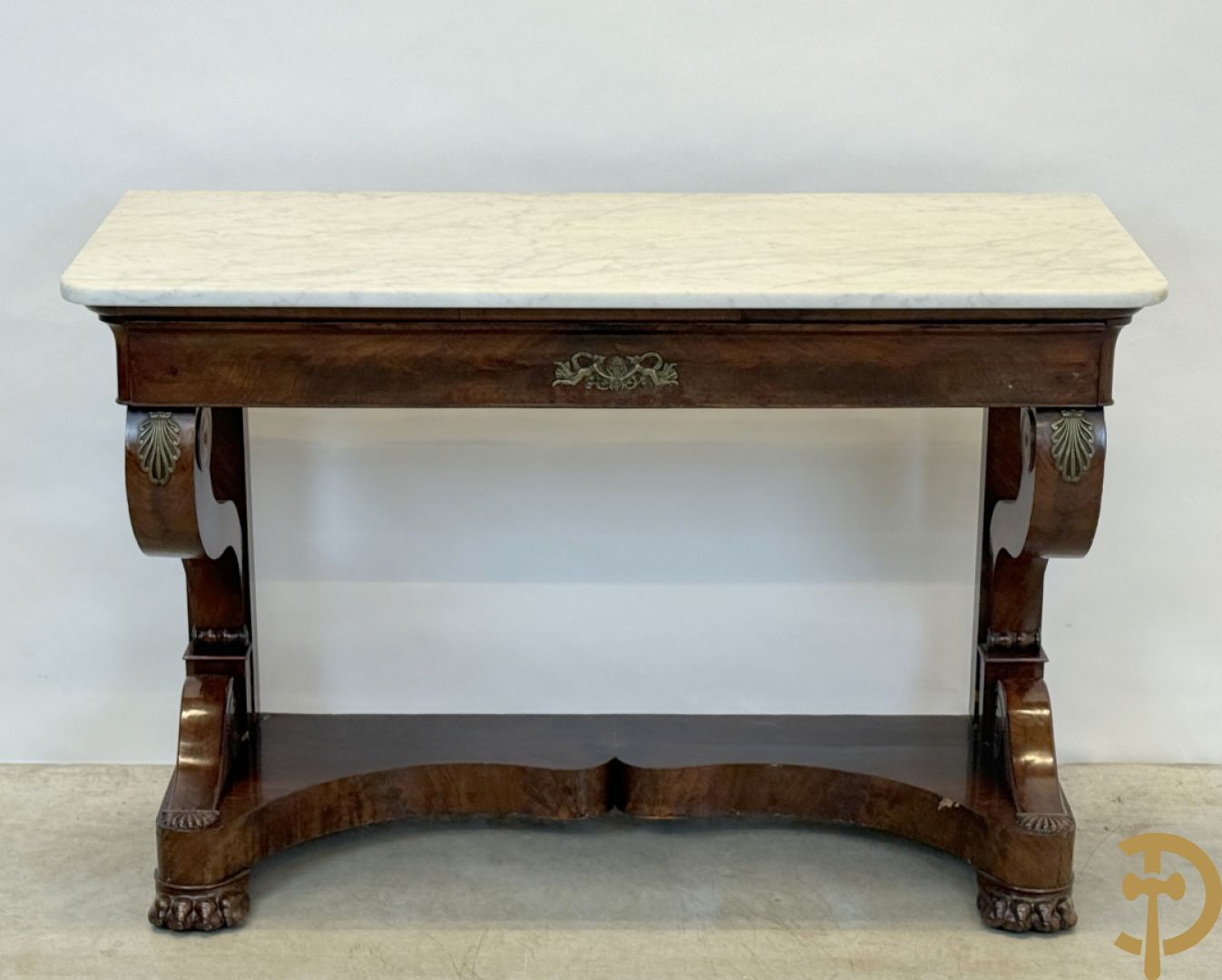 Mahoniehouten console Empire stijl met lade, op voluutvormige klauwepoten en met wit marmeren blad, 19e