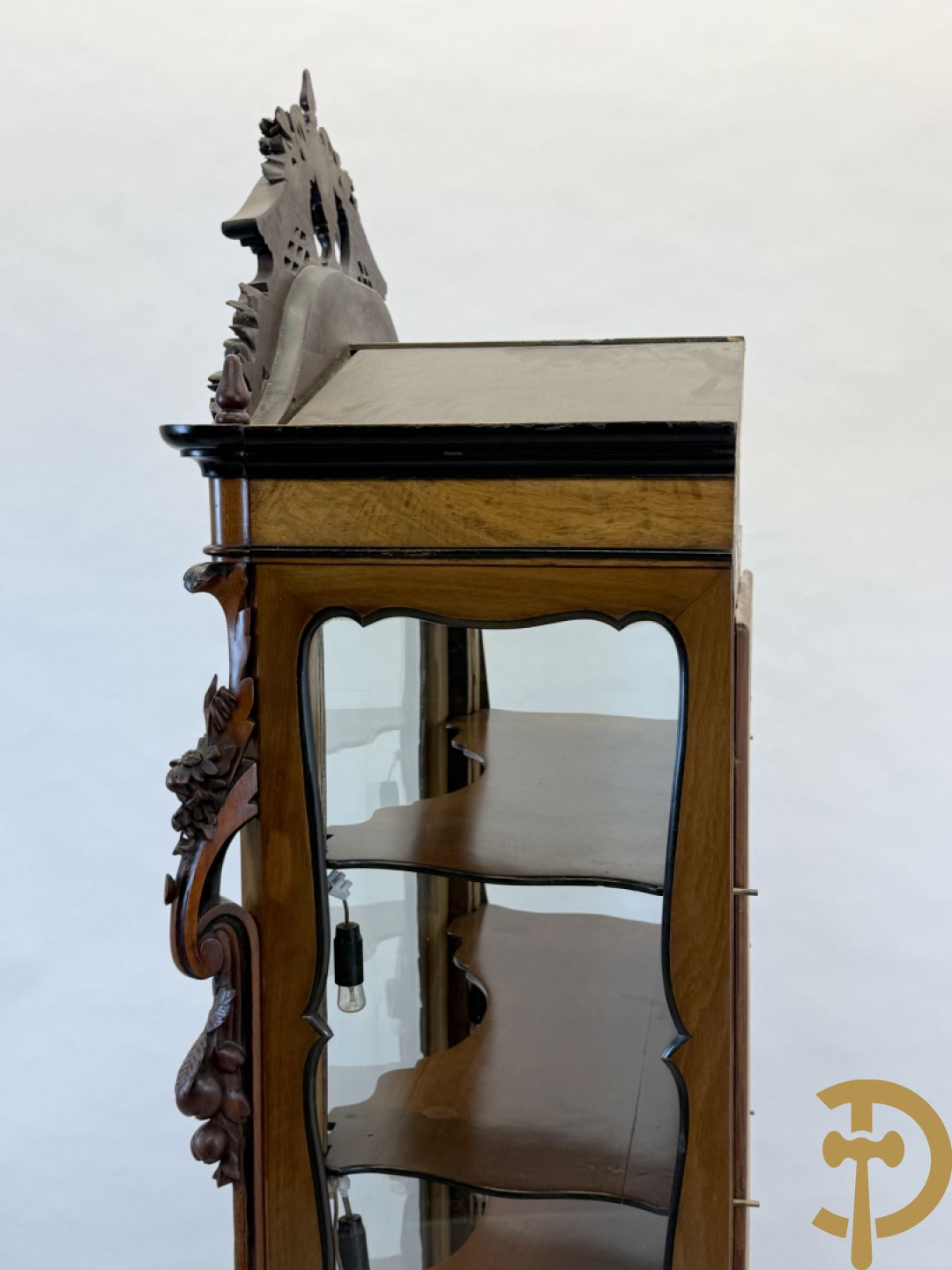 Franse notelaren vitrine met Louis XV motieven en fruitranken, bovenaan bezet met amfoor, 19e