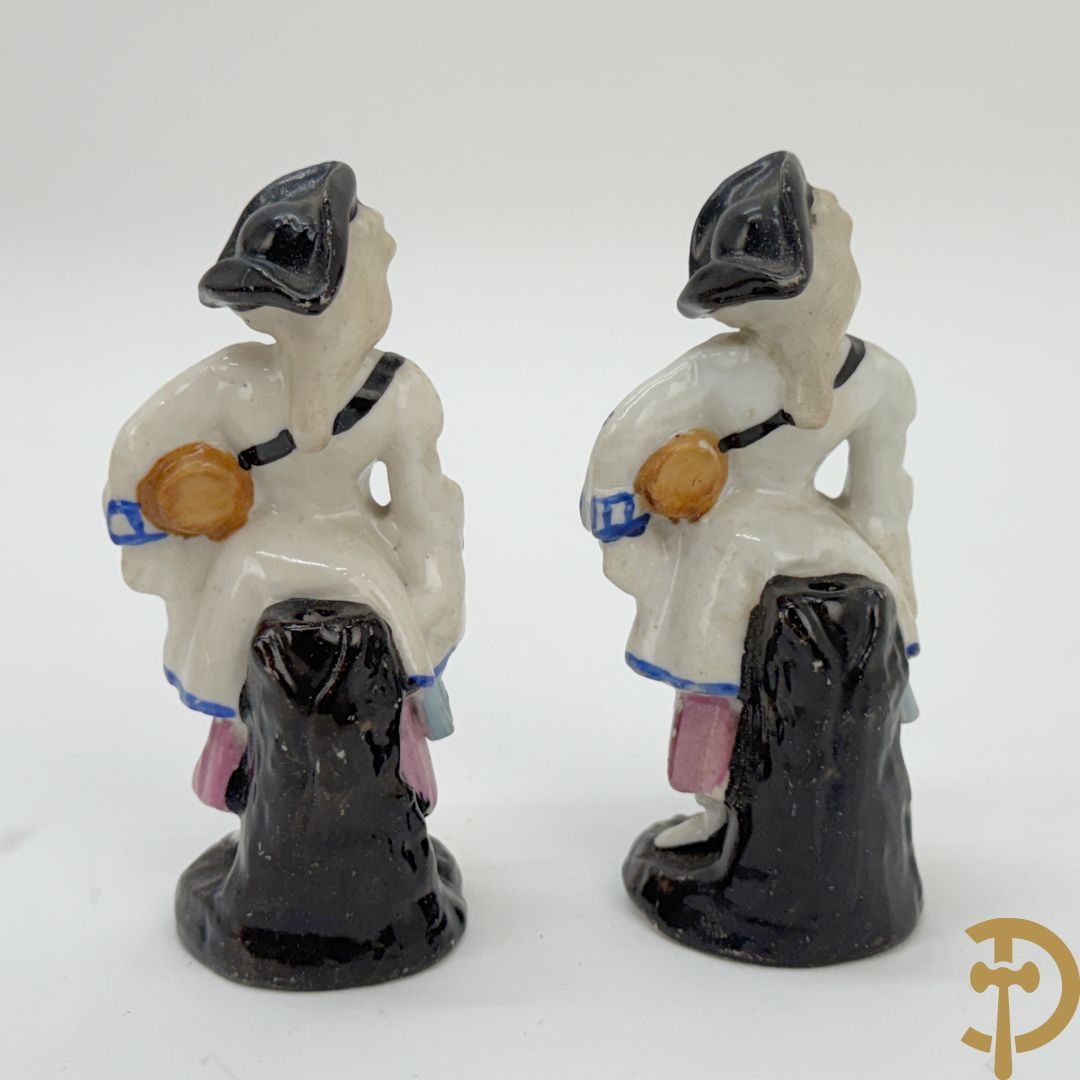 Twee Engelse meerkleurige keramieken sierstukken met personages + vier koppels Engelse biscuits + waterdrager in Royal Dux + 2 houtsculpturen