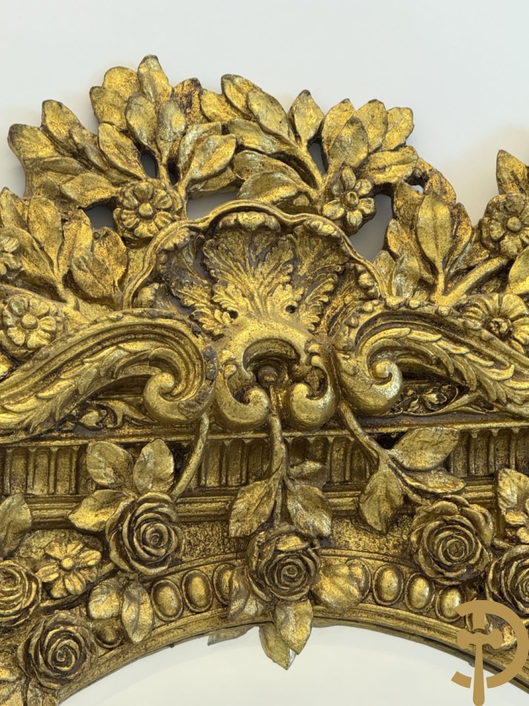 Vergulde lijst met bloemenguirlandes en accanthusranken, binnenin met ovale geslepen spiegel