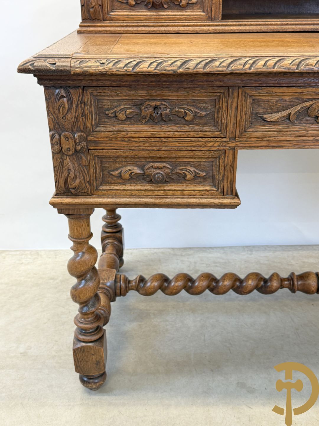 Massief eiken Frans bureel met lades op getorste poten met opstand, 19e